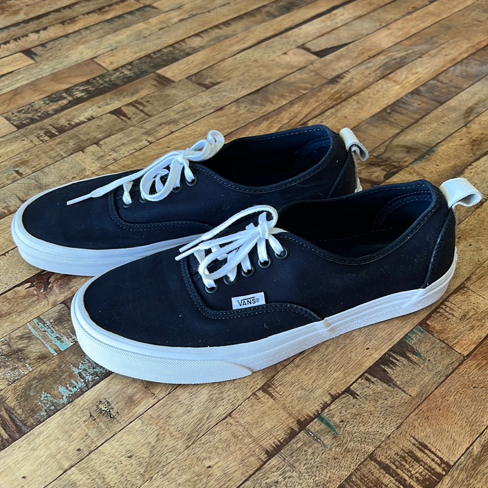 Vans Authentic Skate Shoe Lace Up Skater Sneaker Shoes Men’s 8.5 Women’s 10